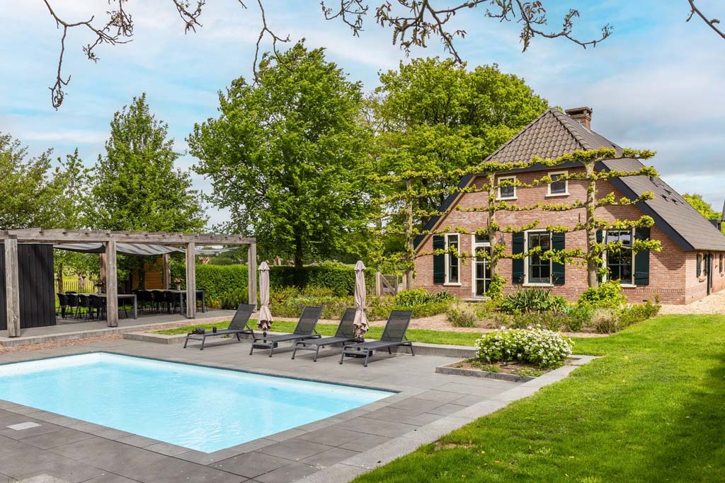 Riante villa met verwarmd privé buitenzwembad, sauna en hottub